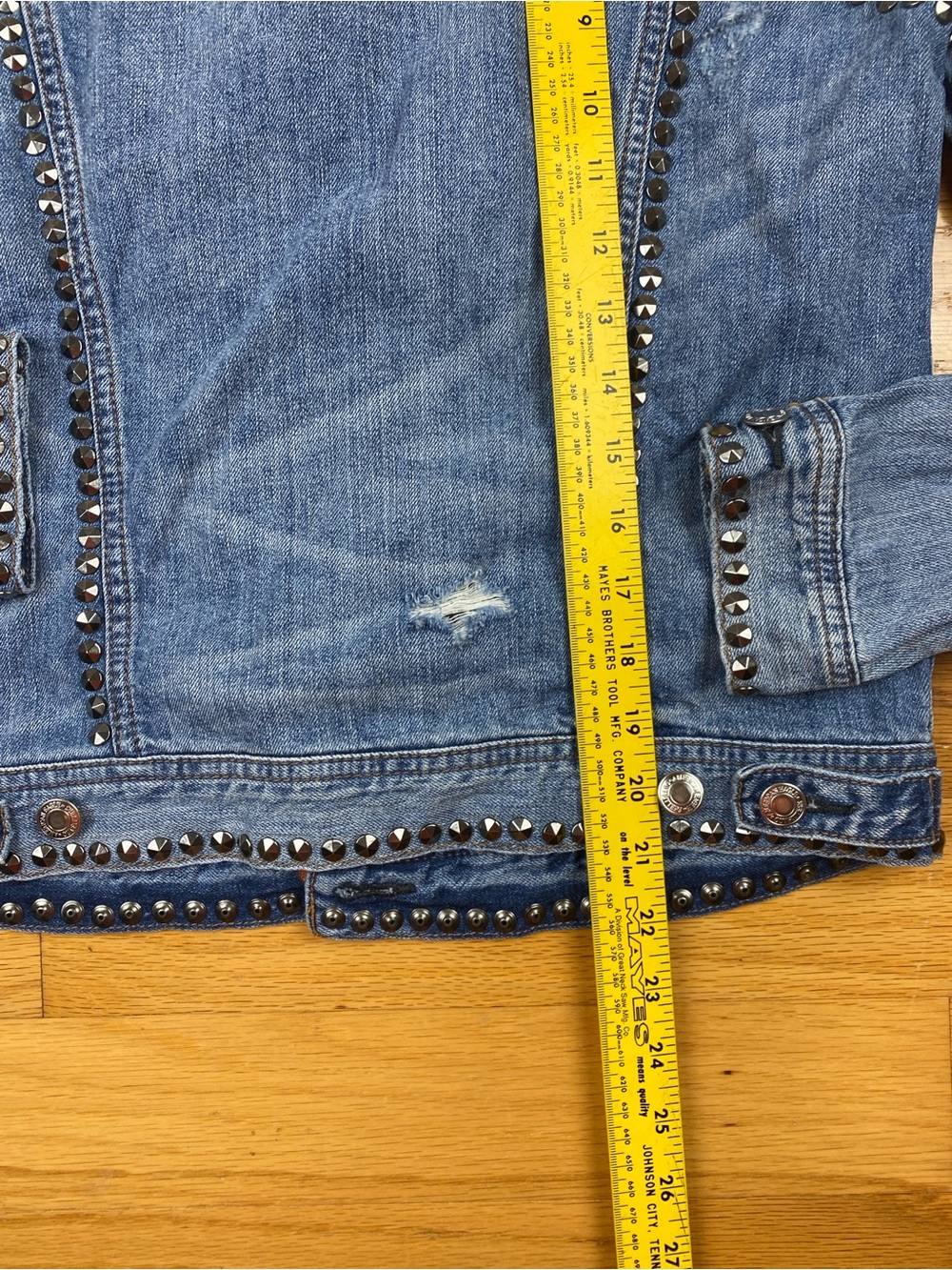 American Eagle Studded jean jacket Size M Distressed Denim Rocker Chic Country - Picture 10 of 12